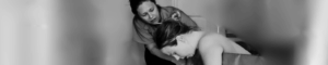 Doula qui soutient une future maman pendant l’accouchement en Normandie