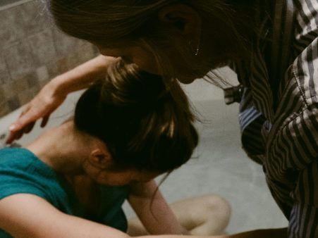 Doula qui soutient une future maman pendant l’accouchement en Normandie